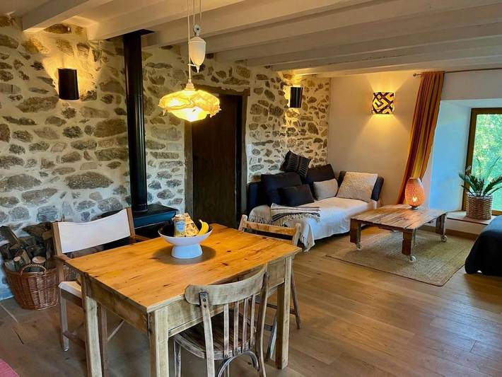 Gîte pour 3 personnes, avec terrasse et jardin ainsi que sauna et jacuzzi à Alboussière