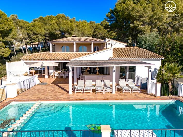 Chalet para 8 personas, con jardín además de piscina y vistas al mar, Se admiten mascotas en Marina Alta