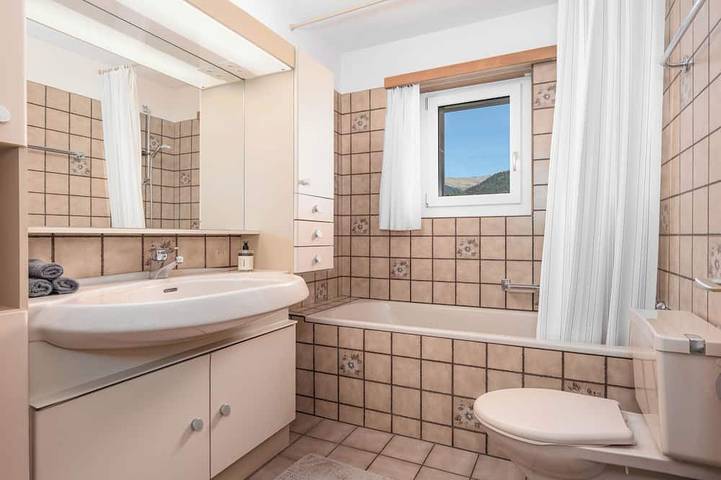 Apartamento entero, Davos 2Br Apartment with Parking & Large Private Balcony in Davos Platz 1, Davos