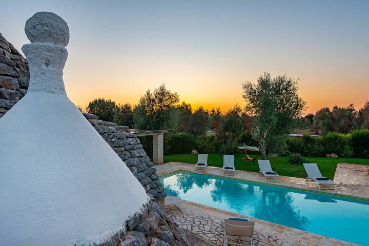 Trullo per 6 persone, con terrazza e piscina, adatto a famiglie con bambini ad Ostuni
