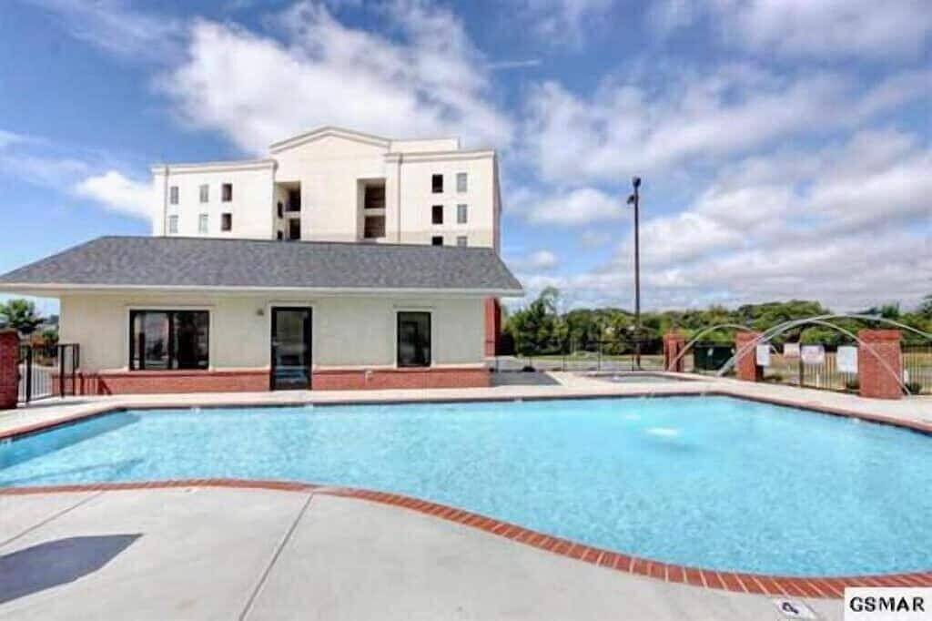Ganze Wohnung, Luxury Riverfront spacious Condo in Perfect Location near Tanger Outlets in Sevierville, Sevier County