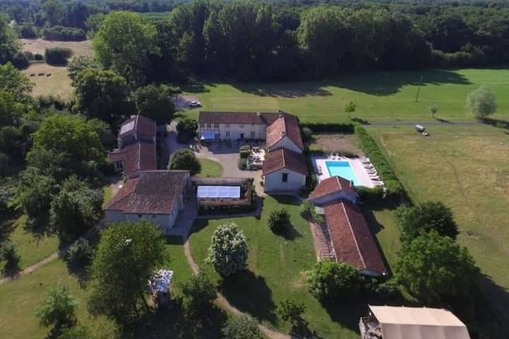 Location de vacances pour 16 personnes à Saires