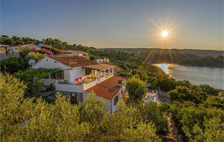 Ganze Ferienwohnung, Apartment am Meer mit Terrasse, WLAN und Parkplatz – 100 m bis zur Küste in Necujam, Solta