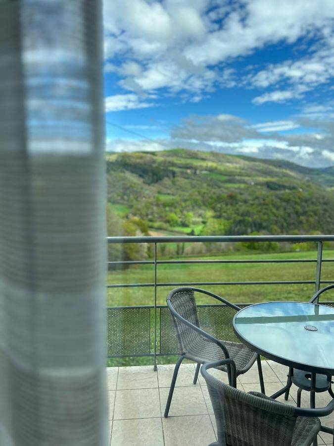 Gîte pour 4 personnes, avec piscine ainsi que vue et terrasse à Trébas - 2