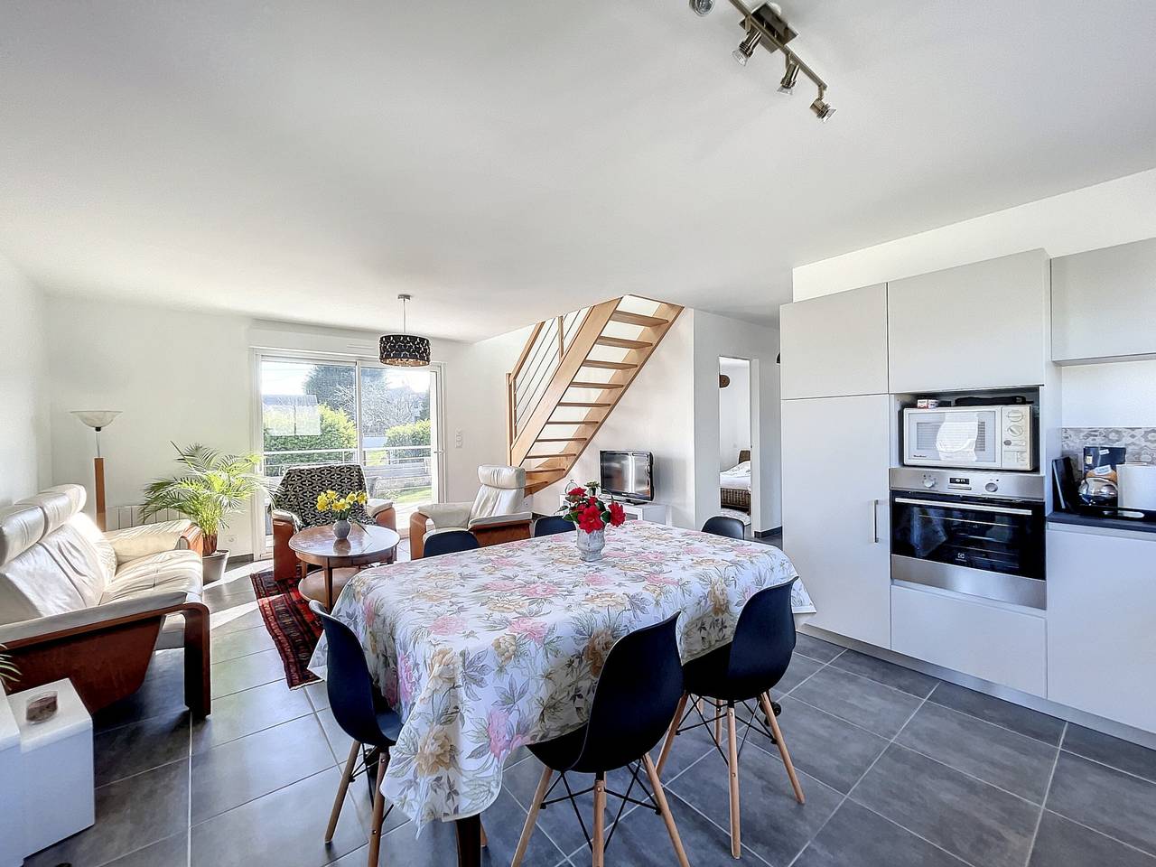 Haus in der Nähe von Aussichtspunkt, Strand und Wanderwegen! 7 Schlafplätze, 3 Schlafzimmer, Wlan in Carolles, Côte de la Déroute