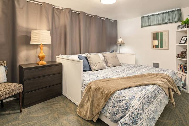Entire apartment, Large Modern 2 Bedroom near Ocean, Airport, and Seattle with private garage in Burien, King County