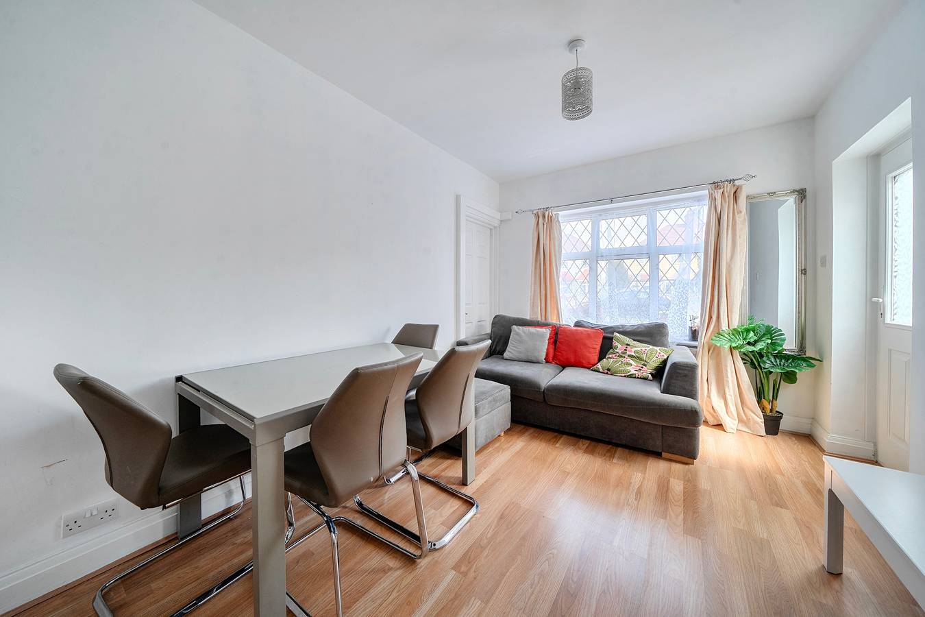 Near Airport - Pets - Parking - Wifi - Sleeps 2 in Hounslow, Londra