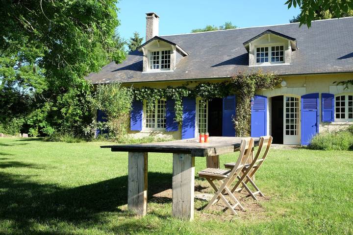 Villa élégante avec piscine privée et vue panoramique sur les collines du Morvan in Saint-Léger-de-Fougeret, Parc naturel régional du Morvan