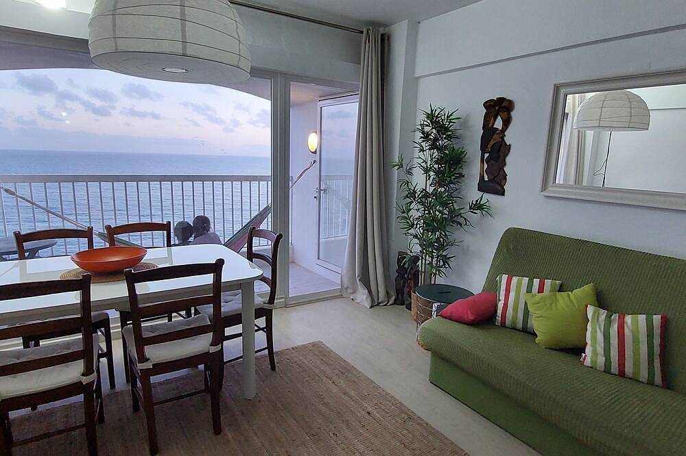 Entire apartment, Apartment with stunning sea views and private access to the beach. in Praia da Califórnia, Sesimbra