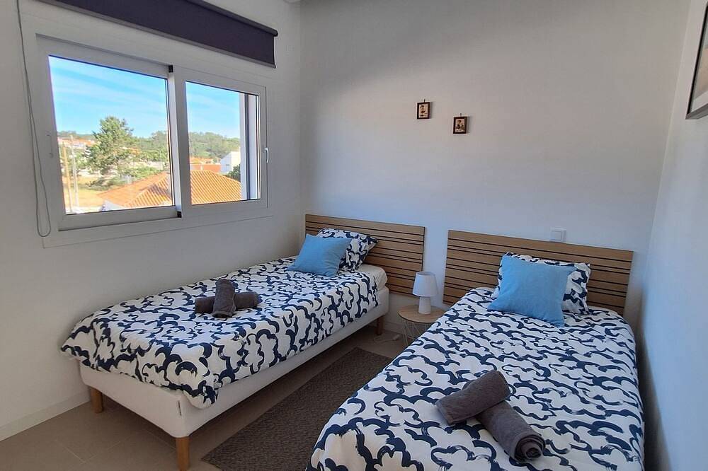 Villa Agapanthus, a comfortable 4 bedroom home by the sea. in Salir do Porto, Tornada e Salir do Porto