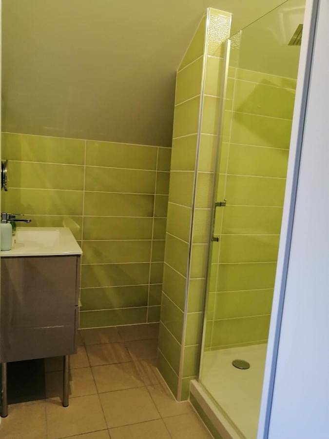 Location de vacances pour 2 personnes, avec terrasse ainsi que vue et jardin à Ussel - 3