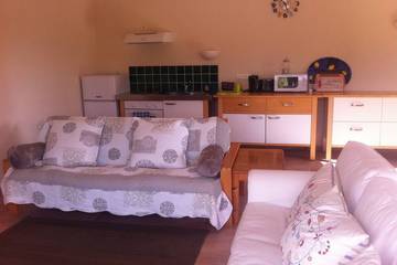 Gîte pour 2 personnes, avec terrasse et jardin à Caudeval