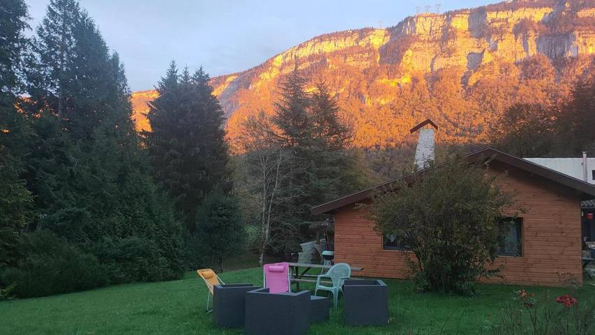Location de vacances pour 8 personnes, avec jardin et vue à Lépin-le-Lac - 3