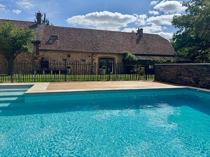 Location de vacances pour 18 personnes, avec Terrasse ainsi que Jardin et Piscine à Montigny-le-Chartif