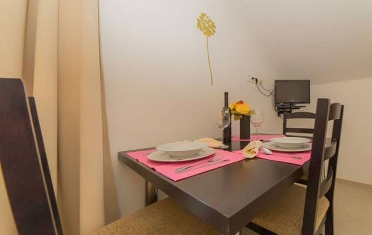 Vacation rental for 4 people, with terrace and pool in Pakostane