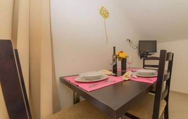 Ferienwohnung für 4 Personen, mit Pool und Terrasse in Pakostane