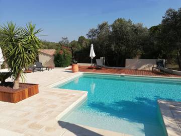 Gîte pour 2 personnes, avec piscine ainsi que terrasse et jardin à Lorgues