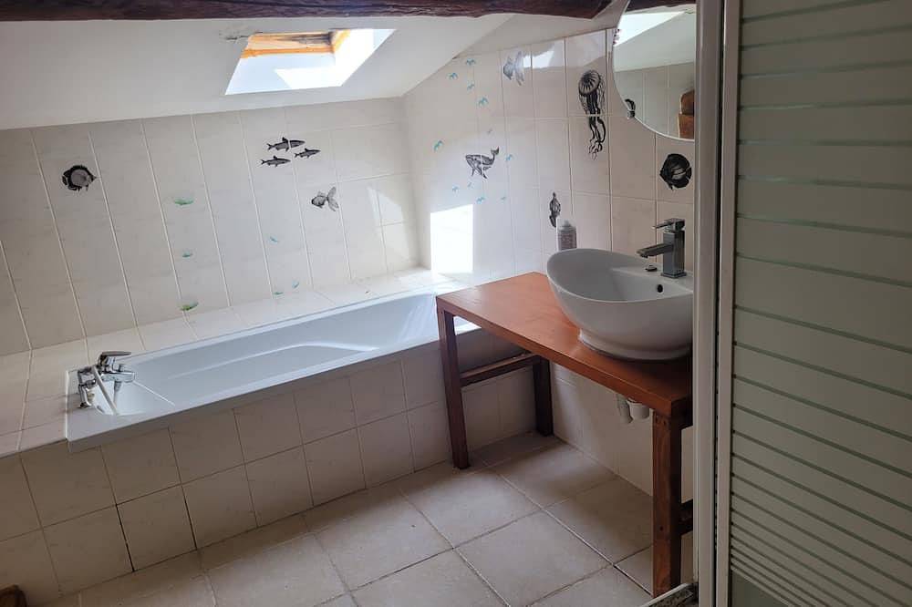 Appartement entier, T5 mansardé dans maison de caractère. Jardin et parking privés. in Loubens, Parc naturel régional des Pyrénées ariégeoises