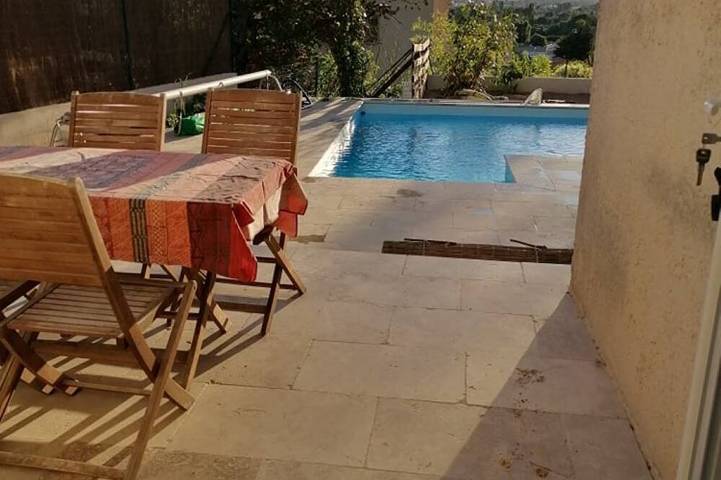 Appartement entier, Joli T1 au calme, entre collines et littoral; idéal pour explorer la région! in Gémenos, Côte méditerranéenne (France)
