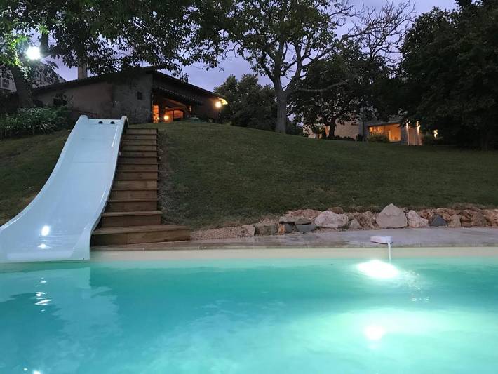 Location de vacances pour 8 personnes, avec Terrasse et Jardin ainsi que Piscine et Vue à Saint-Pastour