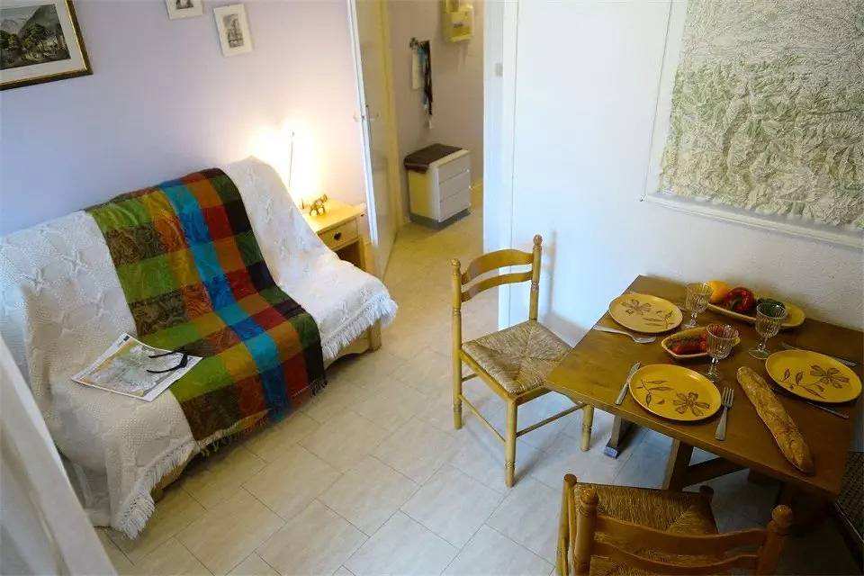 Studio entier, Luchon Studio Au Calme Avec Balcon Plein Sud - Parking in Luchon-Superbagnères, Bagnères-de-Luchon