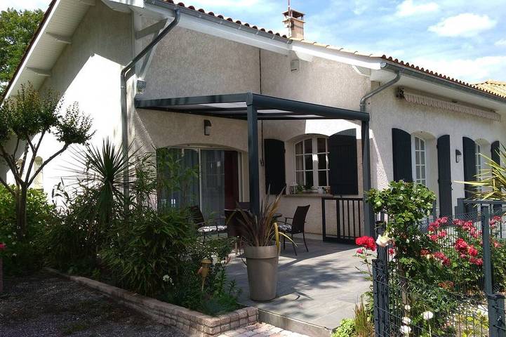 Gîte pour 4 personnes, avec Terrasse ainsi que Jardin et Piscine à Cestas