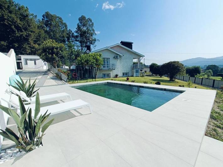 Location de vacances pour 6 personnes, avec terrasse et jardin ainsi que vue et piscine dans Vila Verde - 3