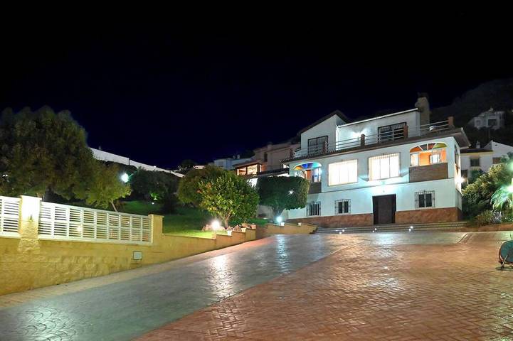 Villa avec piscine chauffée et privée, proche plage et golf! in Alhaurín de la Torre, Costa del Sol