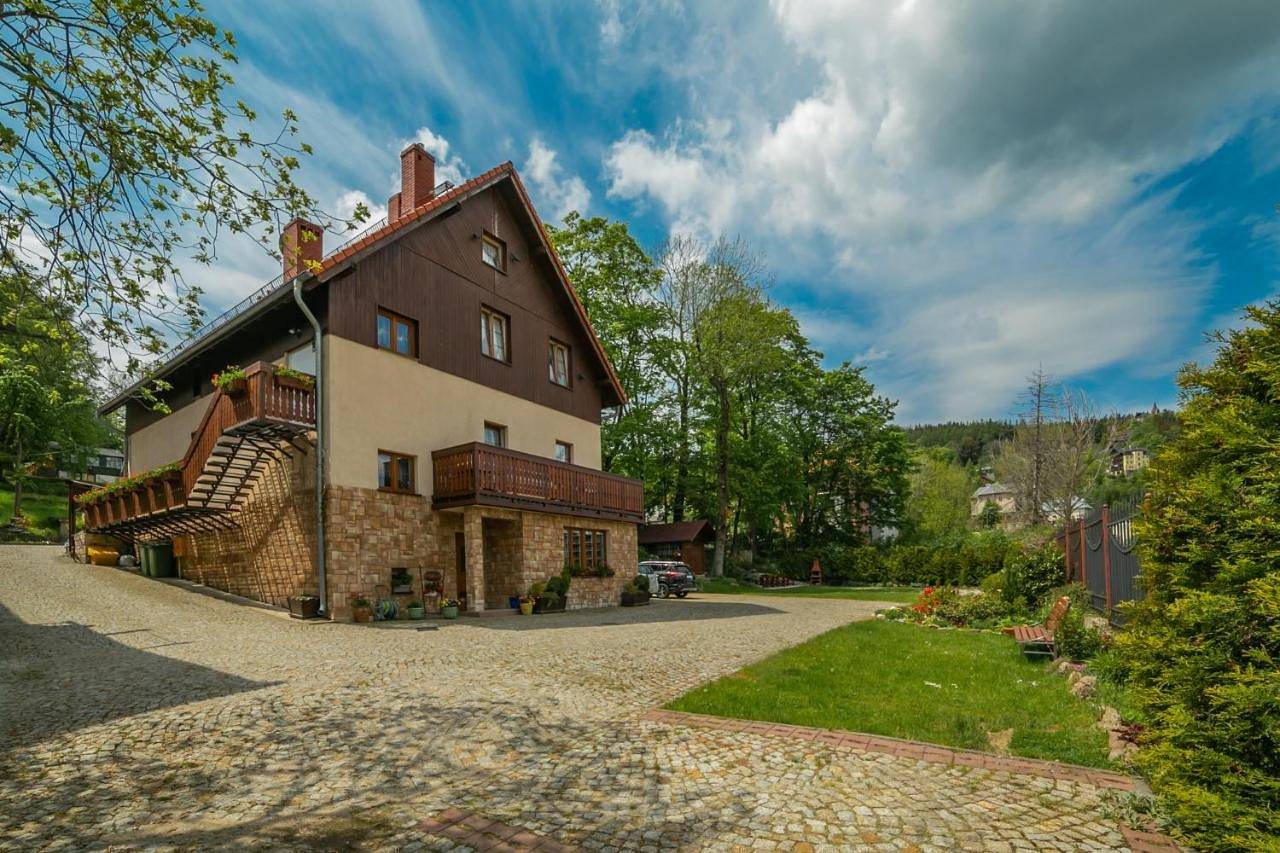 Willa Sudety blisko szlaków górskich i wyciągów narciarskich, prywatny bezpłatny parking in Karpacz, Sudety (Polska)