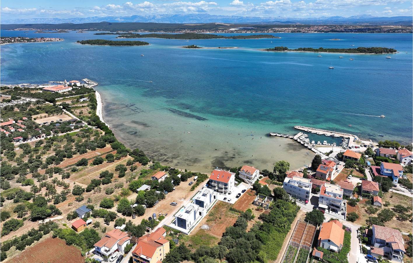 Reizende 2-Zimmer-Wohnung mit Pool, Terrasse und Strandzugang in der Nähe in Ugrinici, Kraj