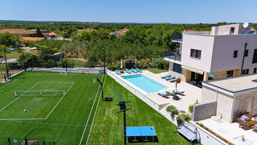 Villa pour 8 personnes, avec Balcon ainsi que Terrasse et Jardin à Nin - 2