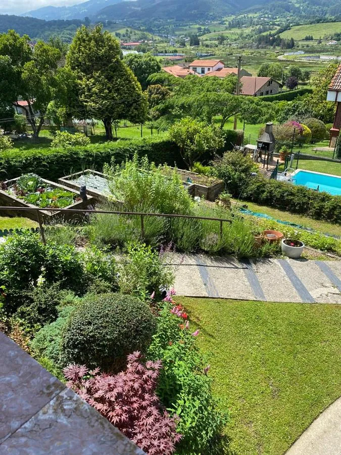 Chalet para 10 personas, con jardín además de jacuzzi y piscina - 1