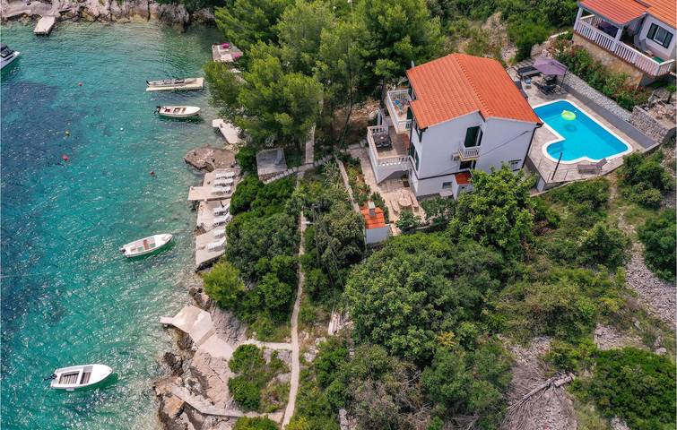 Gemütlich, 2,5 km vom Strand entfernt: Luftiges Apartment mit Pool und WLAN in Drvenik Veliki, Drvenik Mali und Veli
