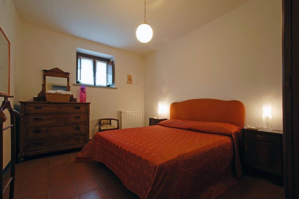 A farmhouse in a large forest on a mountain with an immense view around it. in Città della Pieve, Provincia de Perugia