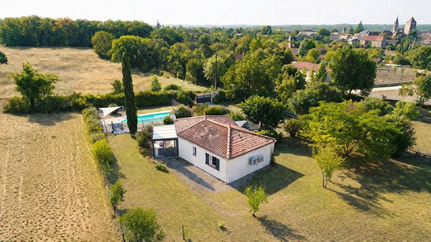 Location de vacances pour 6 personnes, avec piscine ainsi que vue et terrasse à Concots