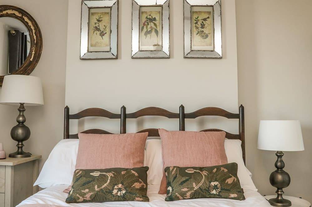 Cecily Cottage, pet friendly, luxury holiday cottage in Westward Ho! in Westward Ho, Hartland Devon Heritage Coast