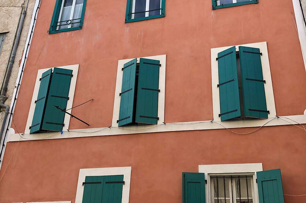 Entire apartment, Carcassonne, elegant apartment overlooking central square in Carcassonne, Carcassonne region