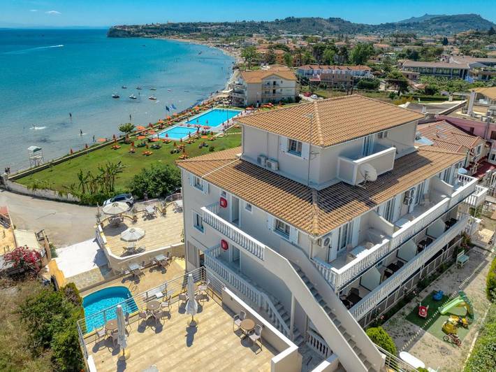 Appart’hôtel pour 2 personnes, avec Balcon et Terrasse ainsi que Jardin et Piscine