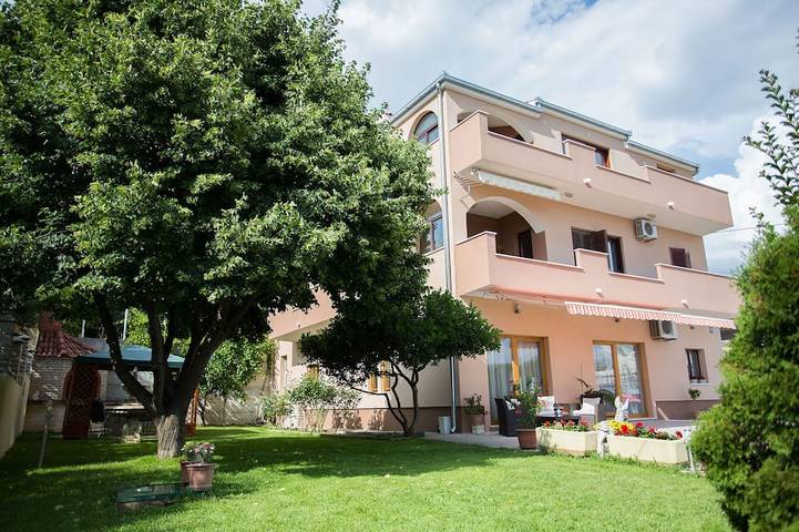 Apartament wakacyjny dla 8 osób, z ogród i taras w Solin