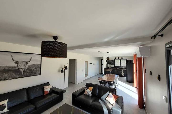 Location de vacances pour 12 personnes, avec Terrasse et Jardin à Tignieu-Jameyzieu