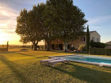 Gîte pour 4 personnes, avec terrasse ainsi que piscine et jardin à Cairanne