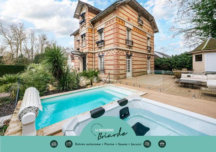 Villa pour 17 personnes, avec jacuzzi et jardin ainsi que piscine et sauna, adapté aux familles