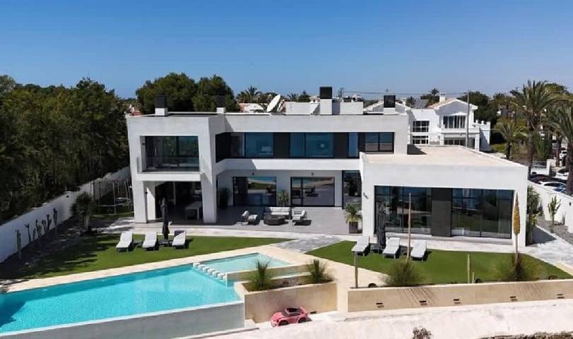 Villa voor 8 personen, met Terras en Zwembad in Cabo Roig