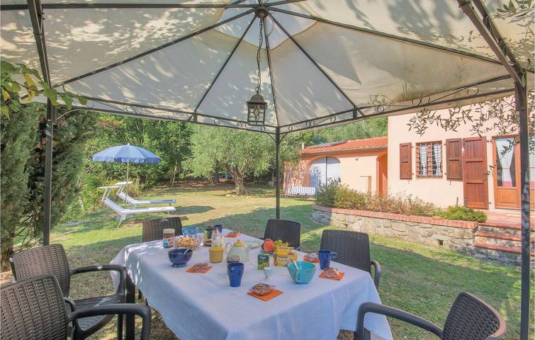 Appartamento con piscina e giardino con parcheggio e WiFi in Marliana, Provincia di Pistoia