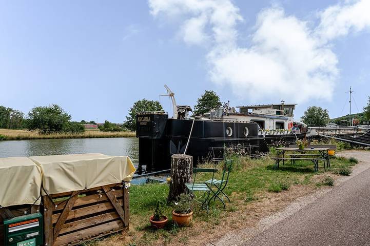 Péniche pour 4 personnes, avec Terrasse et Jardin dans Grand Est