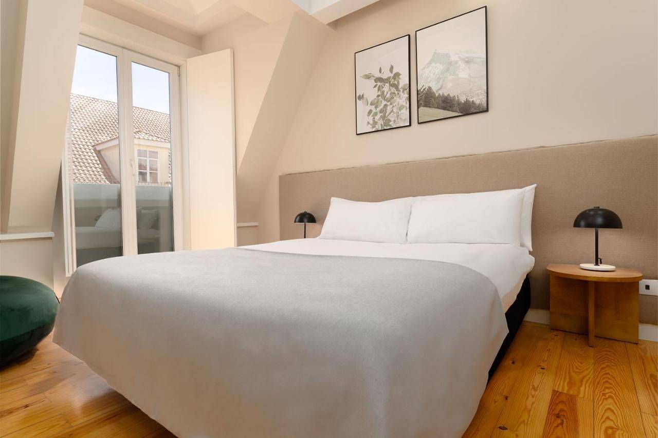 Two-Bedroom Apartment in Mártires, Santa Maria Maior