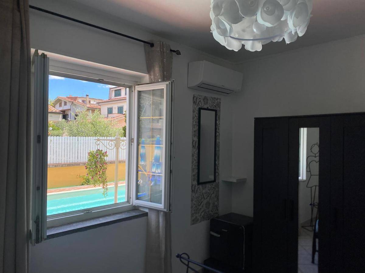 Camera Matrimoniale con Bagno Privato e balcone in Ciampino, Castelli Romani