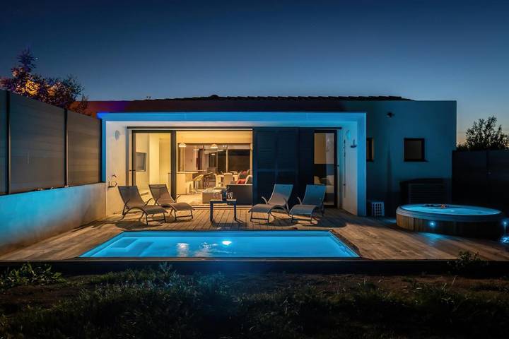 Villa pour 5 personnes, avec jacuzzi ainsi que jardin et piscine à Monticello - 3