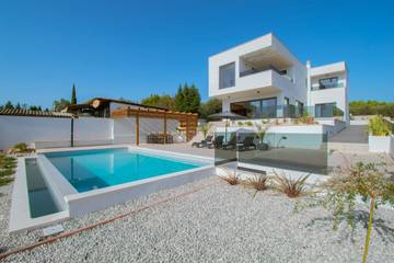 Villa für 8 Personen, mit Pool und Garten sowie Terrasse und Sauna in Medulin