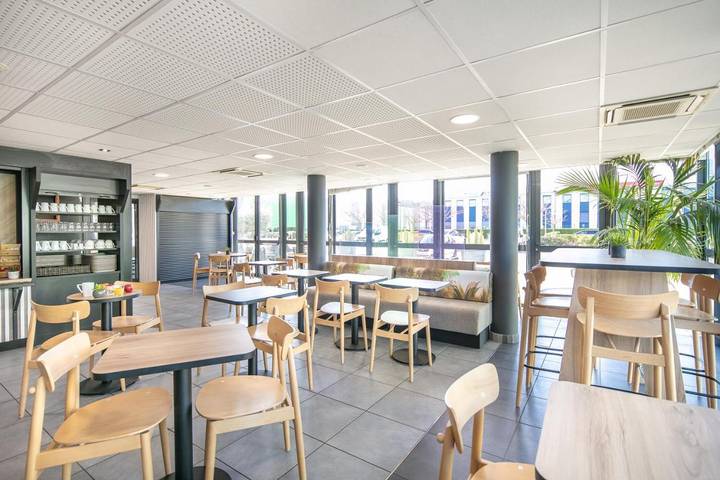 Hôtel pour 2 personnes, avec vue et terrasse, animaux acceptés à Saint-Quentin-Fallavier - 4